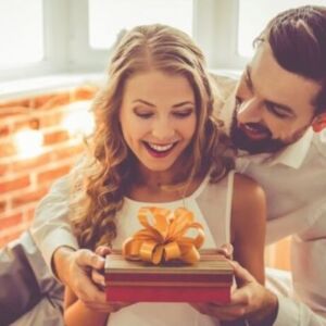 Personliga presenter till henne